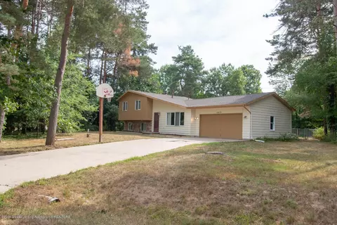 12401 Spruce Ln, Perry, MI 48872 photo 3