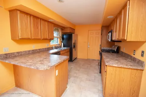 1900 Willowbrook Dr, Lansing, MI 48917 photo 8