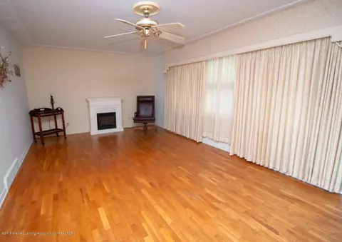 1900 Willowbrook Dr, Lansing, MI 48917 photo 4
