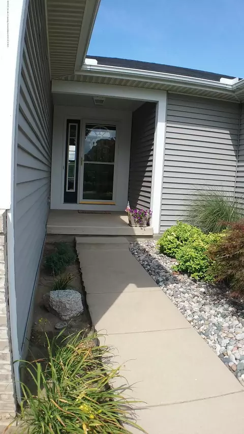 3710 Danbridge Dr, Lansing, MI 48906 photo 2