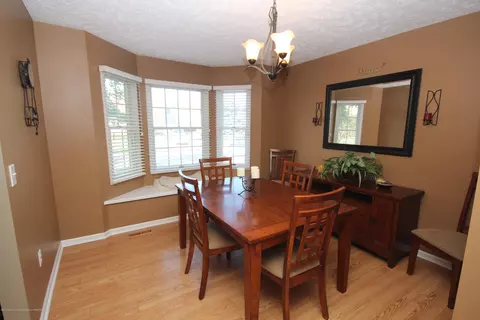 210 Oakwood Dr, Dewitt, MI 48820 photo 9
