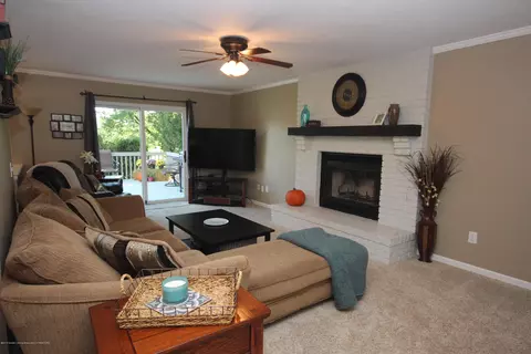 210 Oakwood Dr, Dewitt, MI 48820 photo 3