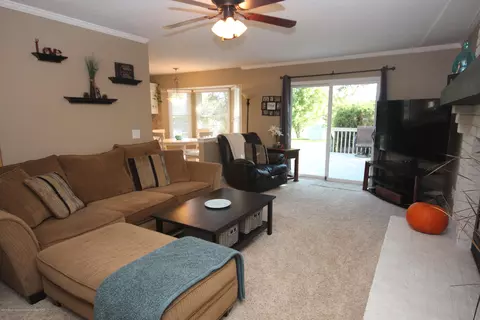 210 Oakwood Dr, Dewitt, MI 48820 photo 4