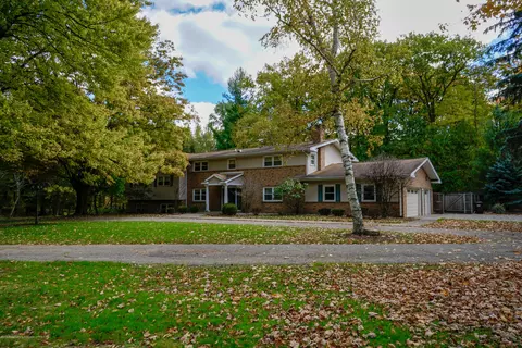 1304 Maycroft Rd, Lansing, MI 48917 photo 2