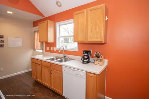 704 E Willard Ave, Lansing, MI 48910 photo 13
