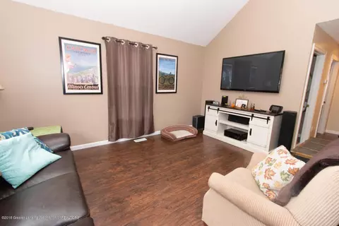 704 E Willard Ave, Lansing, MI 48910 photo 5