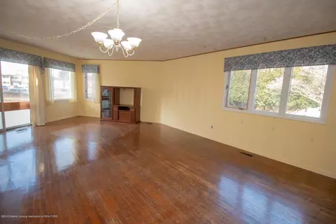 1039 Maycroft Rd, Lansing, MI 48917 photo 4