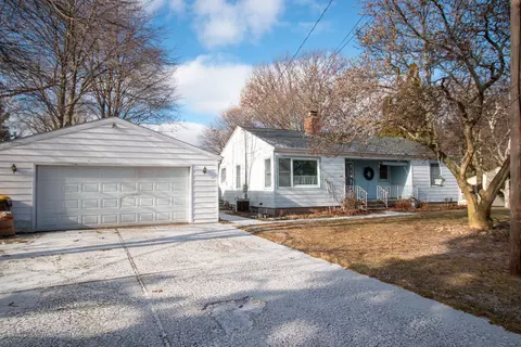 1039 Maycroft Rd, Lansing, MI 48917 photo 2