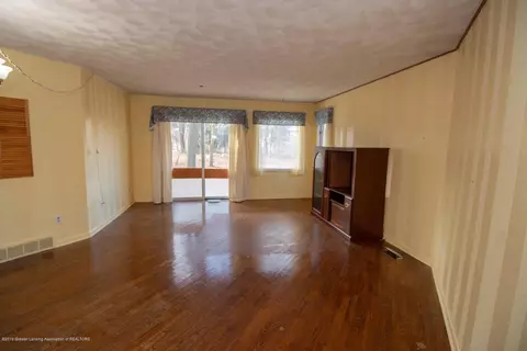 1039 Maycroft Rd, Lansing, MI 48917 photo 5