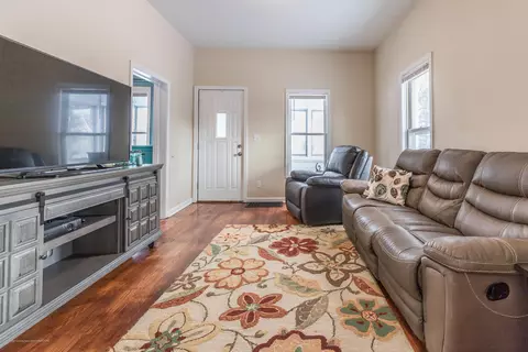 910 Everett Dr, Lansing, MI 48915 photo 4