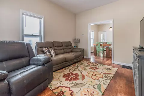910 Everett Dr, Lansing, MI 48915 photo 5