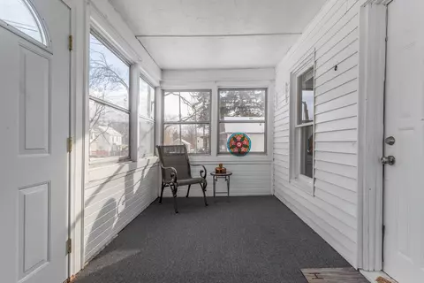 910 Everett Dr, Lansing, MI 48915 photo 3