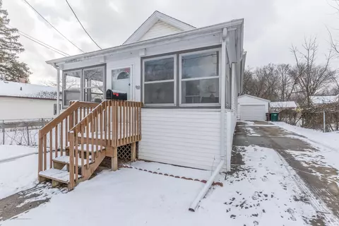 910 Everett Dr, Lansing, MI 48915 photo 2