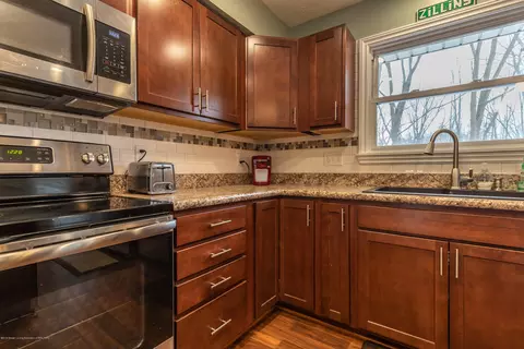 304 Riverview Dr, Dewitt, MI 48820 photo 10
