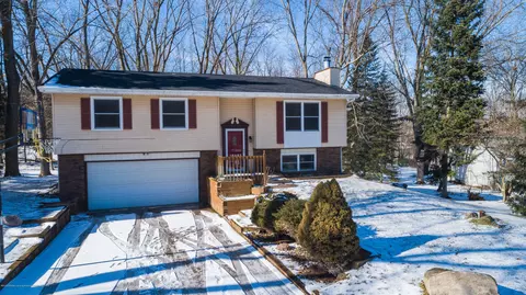 304 Riverview Dr, Dewitt, MI 48820 photo 1