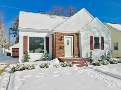 1213 Pershing Dr, Lansing, MI 48910 photo 2