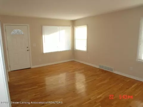 553 E Willard Ave, Lansing, MI 48910 photo 3