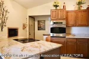 410 Manchester Dr, Dewitt, MI 48820 photo 2