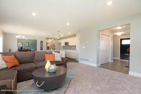 3770 Danbridge Dr, Lansing, MI 48906 photo 8