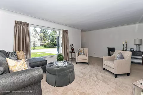 1207 Devonshire Ct, Owosso, MI 48867 photo 2