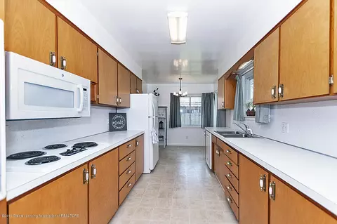 1207 Devonshire Ct, Owosso, MI 48867 photo 7