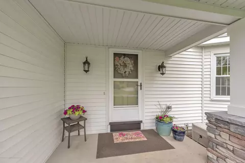 4237 Whitby Ln, Bath, MI 48808 photo 4