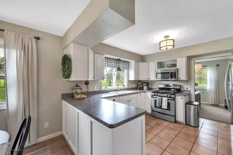 4237 Whitby Ln, Bath, MI 48808 photo 11