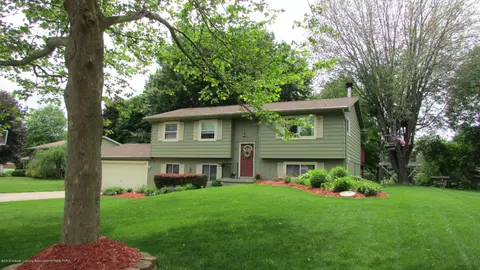 310 Nutmeg Dr, Dimondale, MI 48821 photo 2
