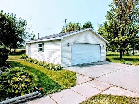 1622 E Colony Rd, Saint Johns, MI 48879 photo 2