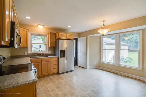 611 Maple Hill Dr, Haslett, MI 48840 photo 3