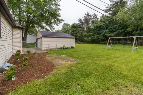 611 Maple Hill Dr, Haslett, MI 48840 photo 2