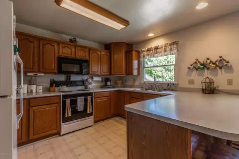 634 N Madison St, Perry, MI 48872 photo 16