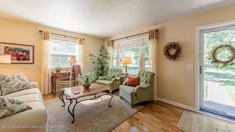 1108 E Cavanaugh Rd, Lansing, MI 48910 photo 3