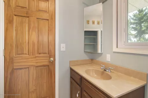 11807 Upton Rd, Bath, MI 48808 photo 15
