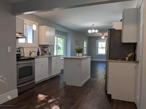 818 Everett Dr, Lansing, MI 48915 photo 9