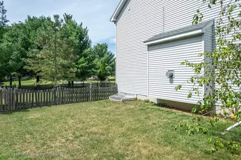 5287 Thames Dr, Haslett, MI 48840 photo 2