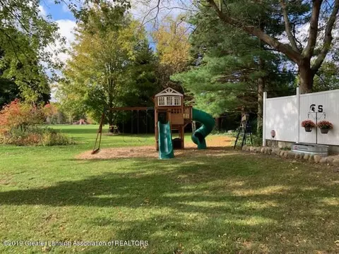 503 Manchester Dr, Dewitt, MI 48820 photo 3
