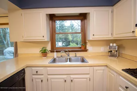 885 Moss Glen Cir, Haslett, MI 48840 photo 9