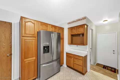 2916 Colchester Rd, Lansing, MI 48906 photo 13