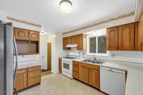 2916 Colchester Rd, Lansing, MI 48906 photo 12