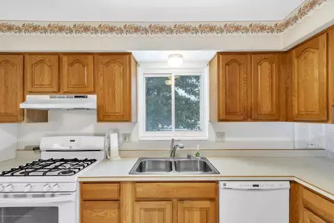 2916 Colchester Rd, Lansing, MI 48906 photo 16