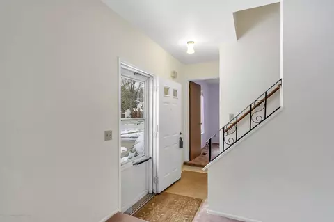 2916 Colchester Rd, Lansing, MI 48906 photo 5