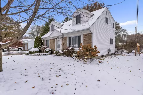 2916 Colchester Rd, Lansing, MI 48906 photo 4