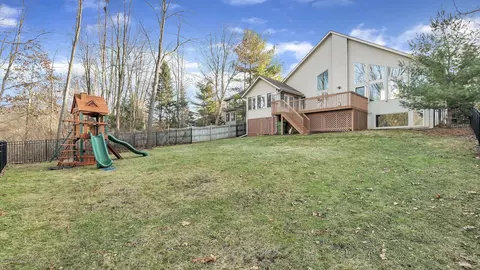 7979 Ashbrook Dr, Haslett, MI 48840 photo 17