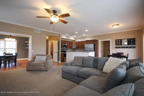 1047 Oakwood, Dewitt, MI 48820 photo 3