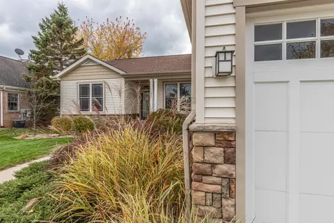 11294 Autumn Mdws, Dewitt, MI 48820 photo 2