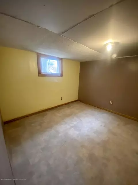1018 Maycroft, Lansing, MI 48917 photo 17