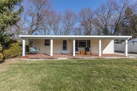 907 Pine St, Dewitt, MI 48820 photo 1