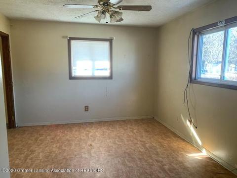 805 E King St, Owosso, MI 48867 photo 9