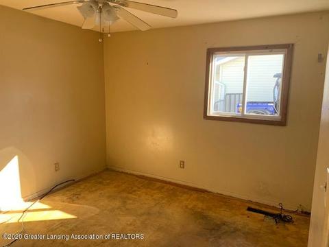 805 E King St, Owosso, MI 48867 photo 8